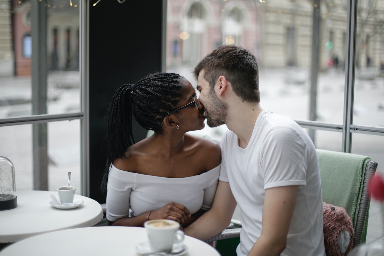 couple heureux s embrassant