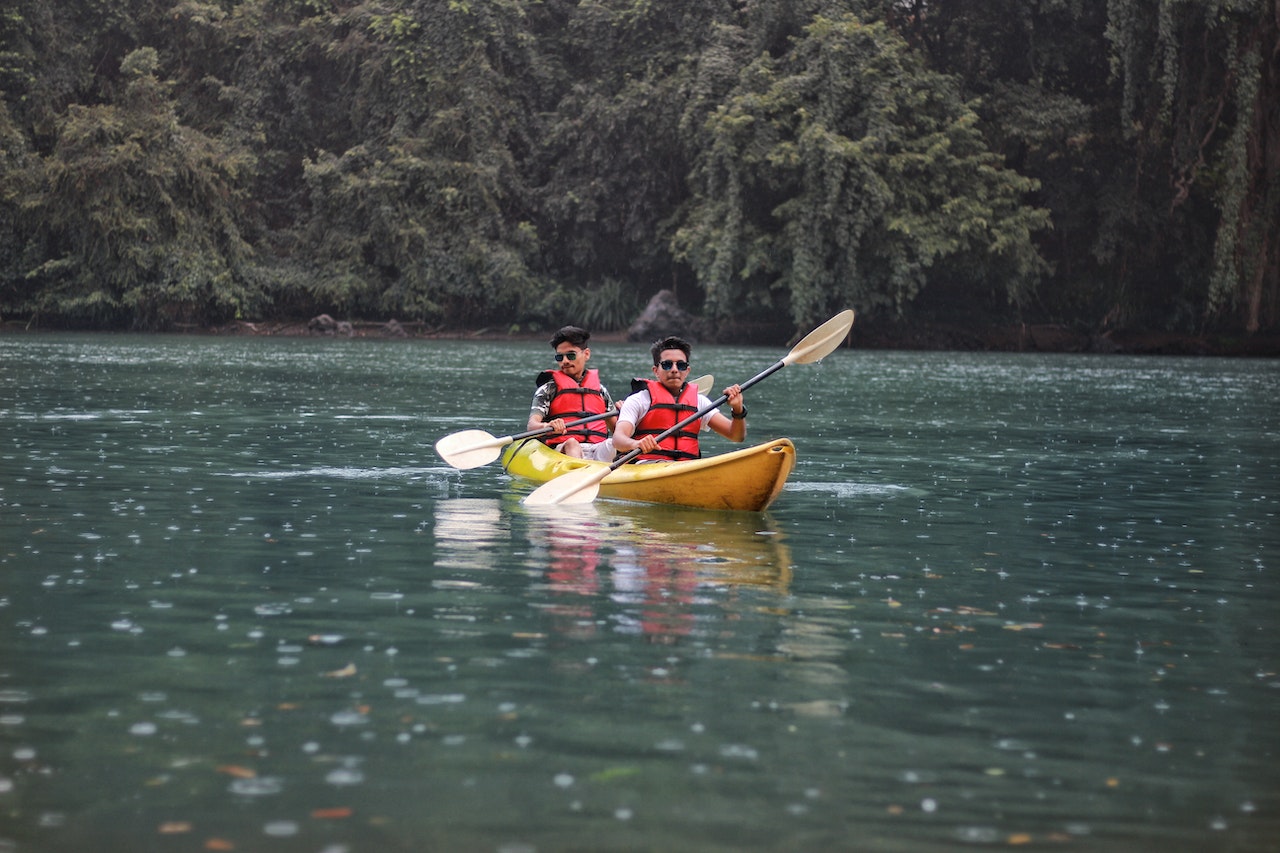 deux personnes en kayak
