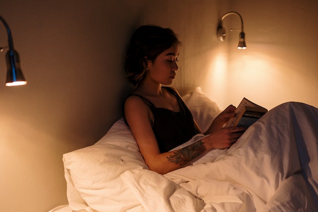 fille lisant au lit