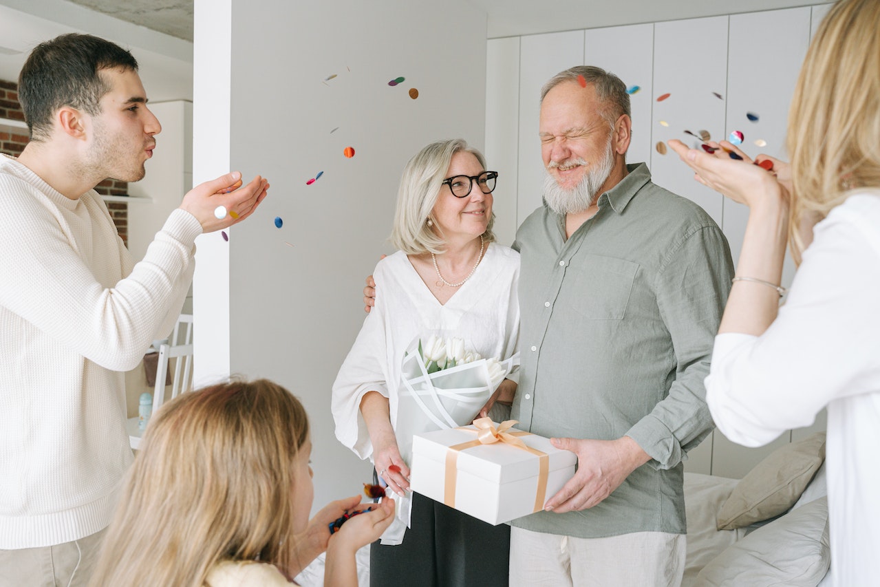 la famille félicite le grand-père à l'occasion de la fête