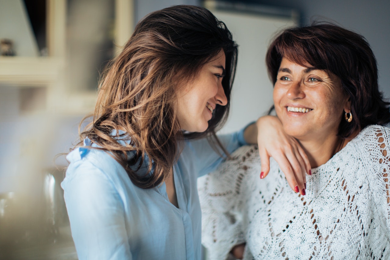 mère et fille souriant