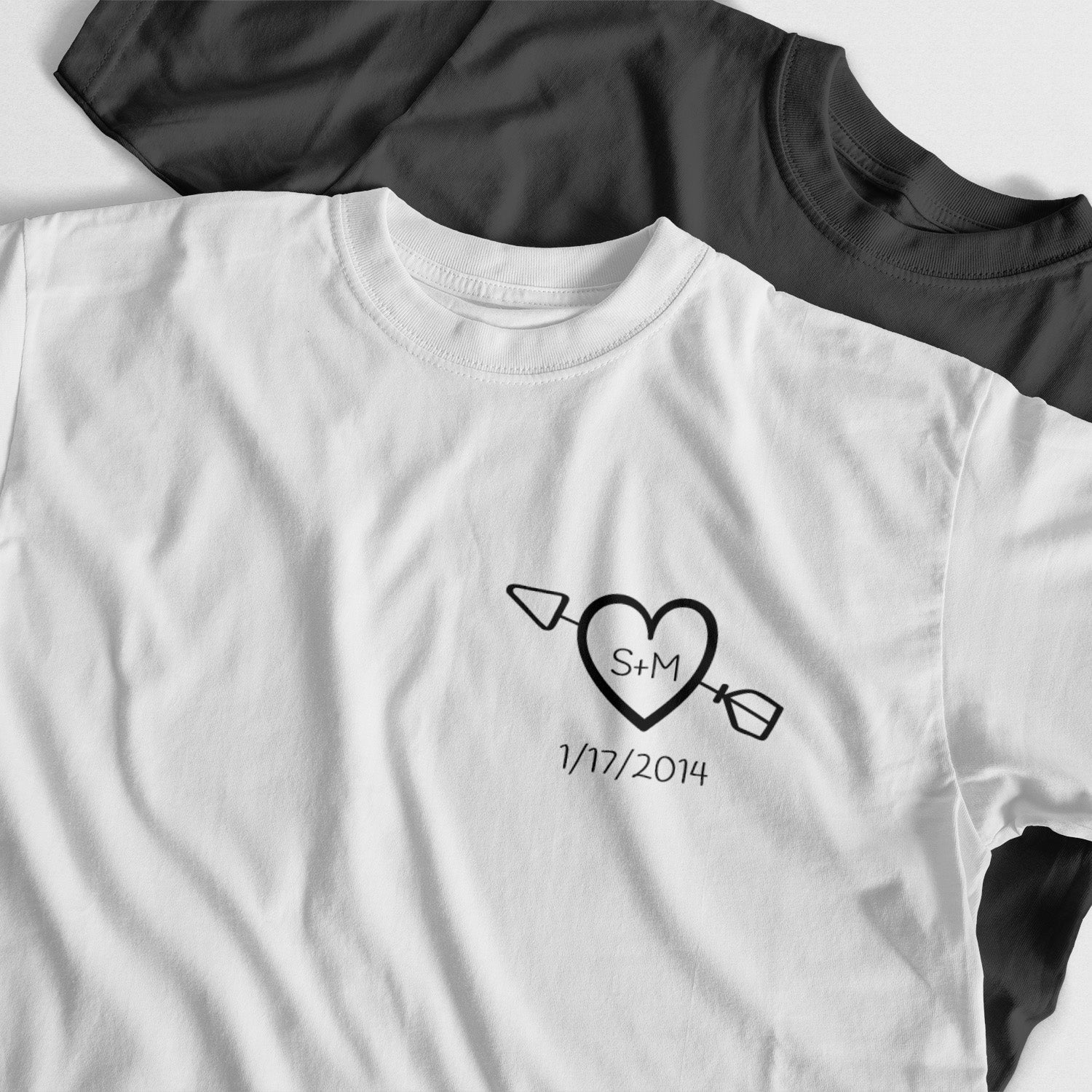 T-Shirt Couple Personnalisé Avec Cœur Initiales Et Date